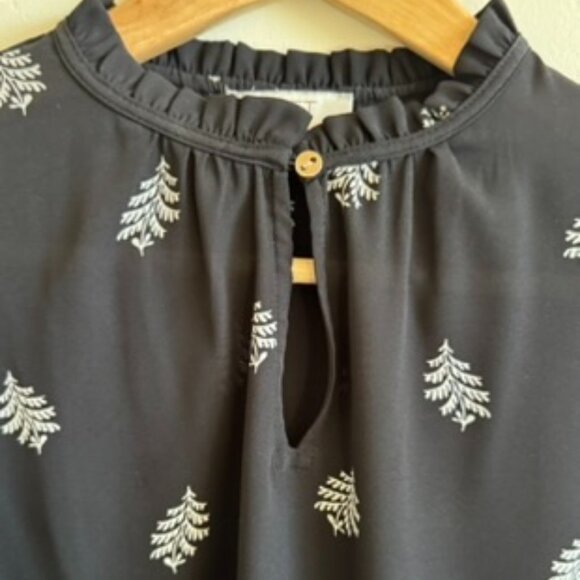 Ann Taylor LOFT Ruffle Neck Blouse | Black & White Leaf Print Long Sleeve XXSP - Picture 2 of 4
